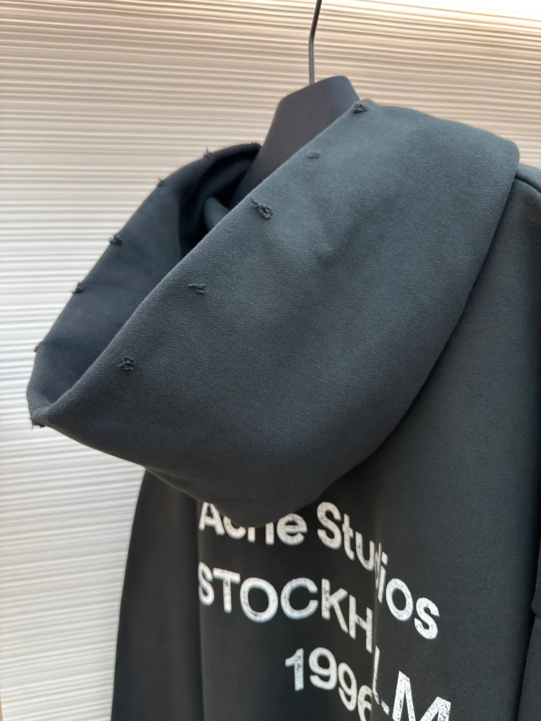 Acne Studios 1996 distressed printed hooded sweatshirt ●Authentic product: purchased and developed by 2179 ●Item number: 1680616-A85 ●Fabric: pure cotton fabric ●Technology: printing production ●Version: loose fit ●Weight: about 980 grams ●Size: S-M-L-XL ●Description: The fabric is made of custom-made pure cotton, washed with distressed and dirty gradient techniques, printed on the back, and the overall wiring is straight and delicate. The fabric is comfortable and soft, with consistent colors and no color difference. It can be matched with the same style to create a fashionable look and control various occasions. Customized accessories, complete with three standards, same style for men and women!